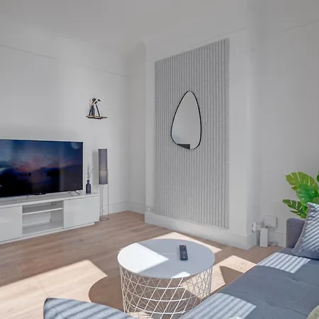 3 Bedroom Luxury London House With Parking
